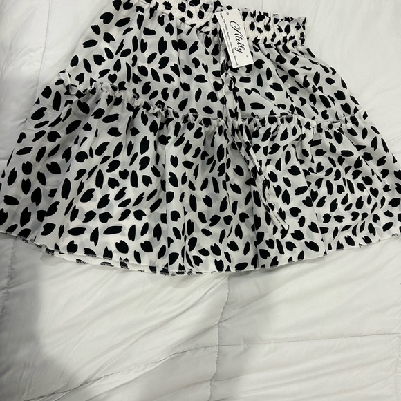🔥PRICE🔥 ALELLY • White and Black 2 Tier Mini Skirt • M - Picture 5 of 8
